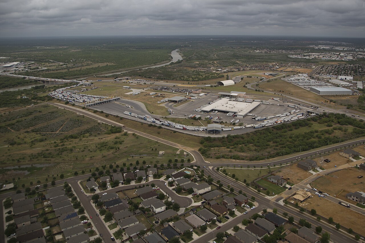 Vista aérea del World Trade Crossing en Laredo con filas de camiones